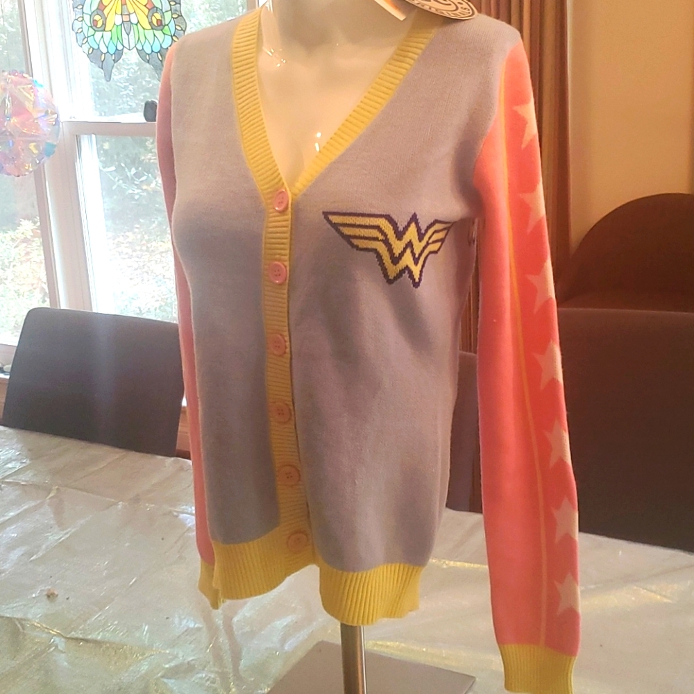 Nwt wonder woman button cardigan small